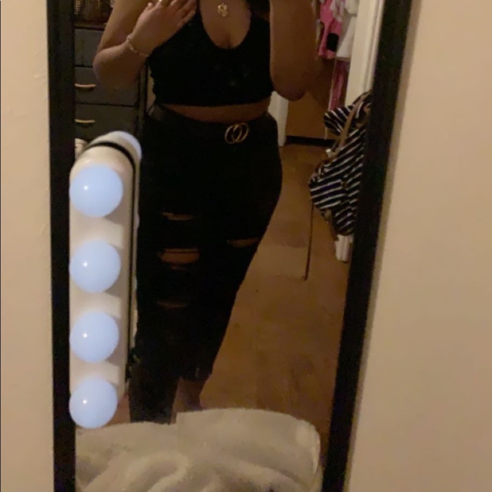 Black croptop sm ripped jeans medium size very fashion and cute🤍